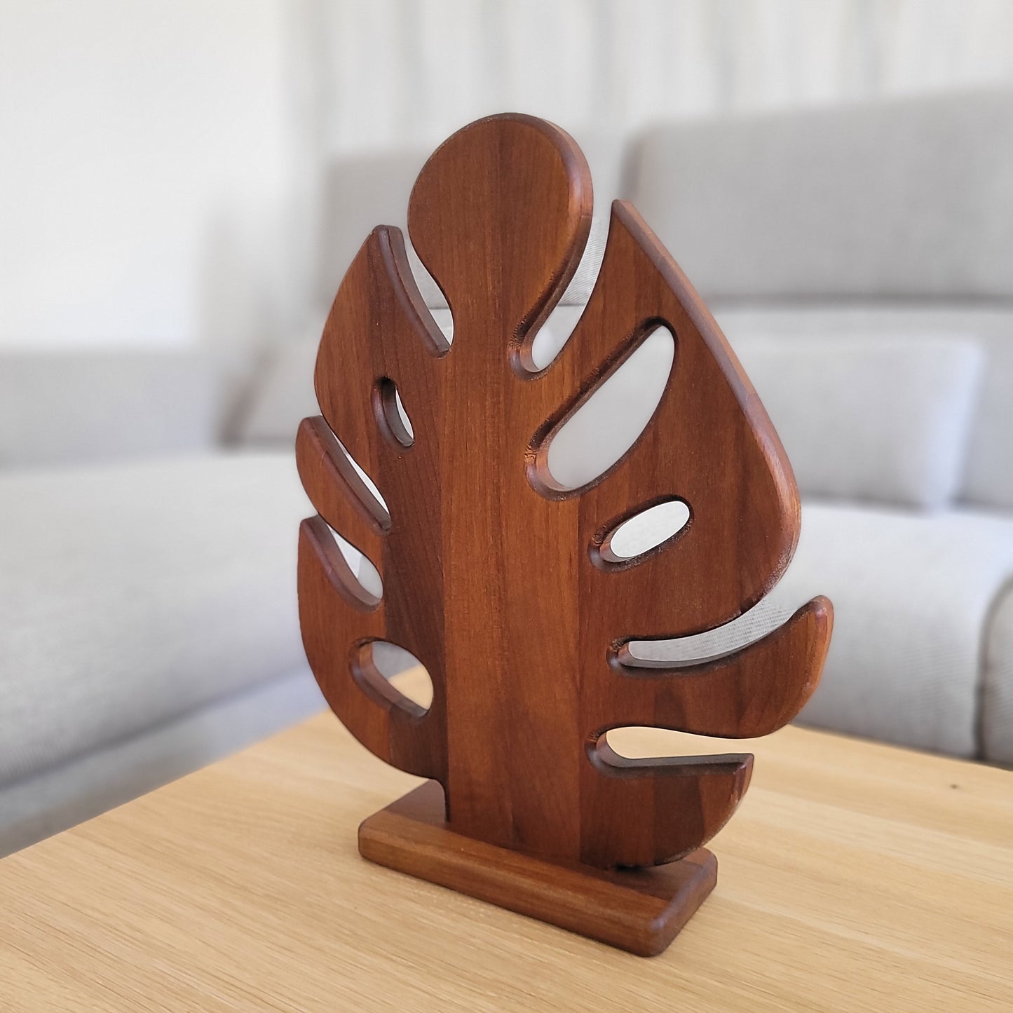 Monstera Nussbaum mit Fuß schräg