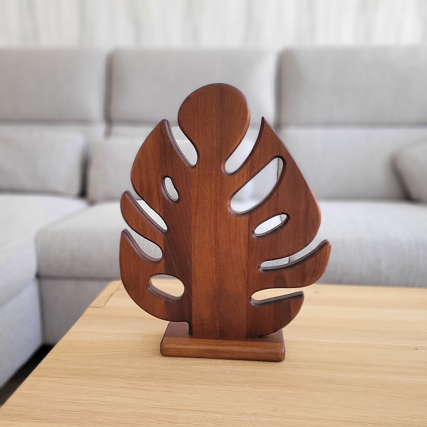 Monstera Nussbaum mit Fuß frontal